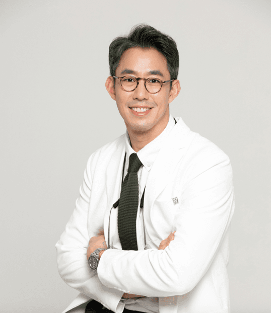 Dr. Paek, prosthodontist at Dr. Paek Dental Clinic